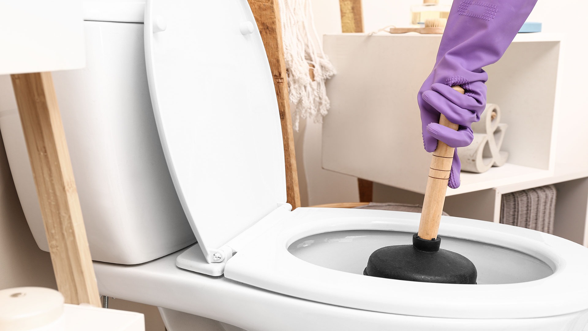 Using Plunger Unclog Toilet Bowl